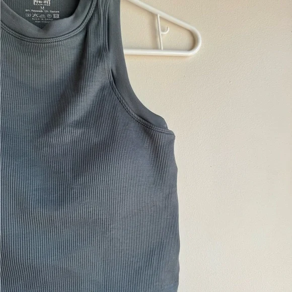 Womens Pro-Fit Seamless Tank gray size medium - built in bra - Picture 3 of 5